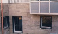 Krensheimer Muschelkalk Kernstein, Oberflche geschliffen, mit offenen Fugen als hinterlftete Fassade fr ein Krankenhaus
